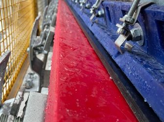 AirScrape guides external air into the middle of the conveyor belt, generating a powerful suction effect.